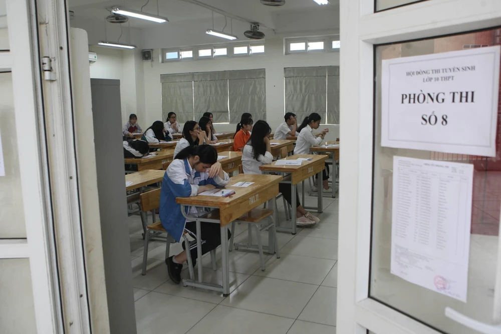 Thí sinh dự thi vào lớp 10 năm học 2019-2020 tại điểm thi Trường Trung học cơ sở Phan Huy Chú. (Ảnh: Đình Tùng/Vietnam+)