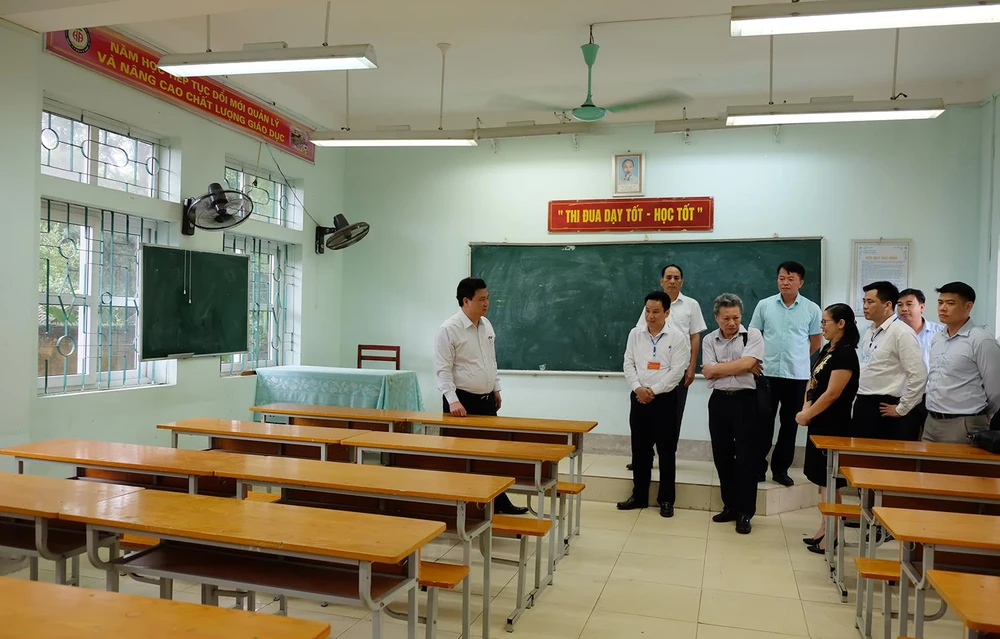 Thứ trưởng Bộ Giáo dục và Đào tạo Nguyễn Hữu Độ kiểm tra công tác chuẩn bị thi tại Hà Giang. (Ảnh: PV/Vietnam+)