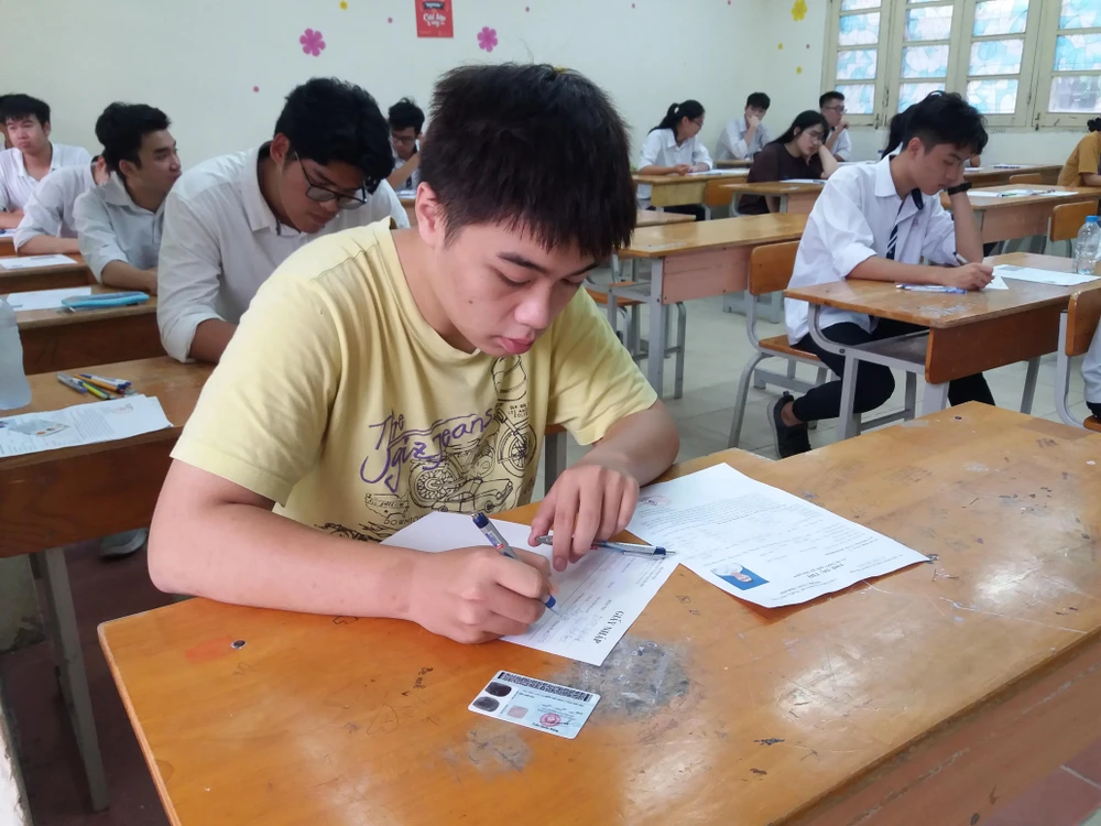 Thí sinh dự thi môn Ngữ văn tại điểm thi Trường Trung học phổ thông Việt Đức, Hà Nội. (Ảnh: Phạm Mai/Vietnam+)