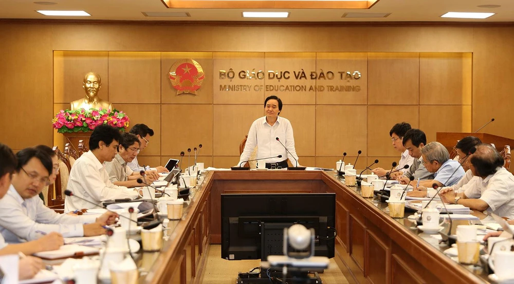 Bộ trưởng Phùng Xuân Nhạ chủ trì buổi làm việc về thẩm định sách giáo khoa. (Ảnh: PV/Vietnam+)