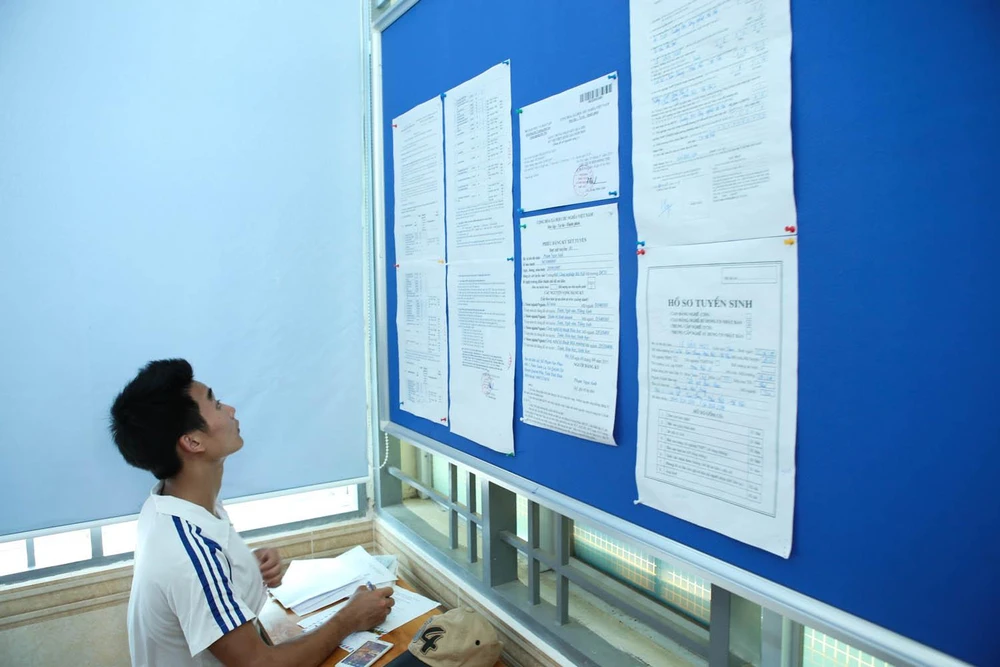Thí sinh tìm hiểu thông tin trước khi làm hồ sơ xét tuyển tại Đại học Công nghiệp Hà Nội. (Ảnh: Minh Sơn/Vietnam+)