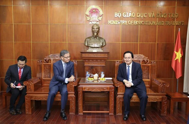 Bộ trưởng Phùng Xuân Nhạ tiếp xã giao ngài Thongsavanh Phomvihane - Đại sứ nước CHDCND Lào tại Việt Nam. (Ảnh: Bộ Giáo dục và Đào tạo)
