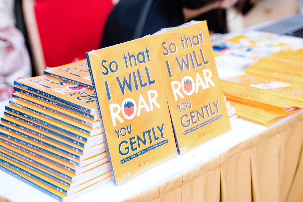Cuốn sách Anh ngữ đầu tay “So that I will roar you gently” của các em học sinh trường Vinschool. (Ảnh: PV/Vietnam+)