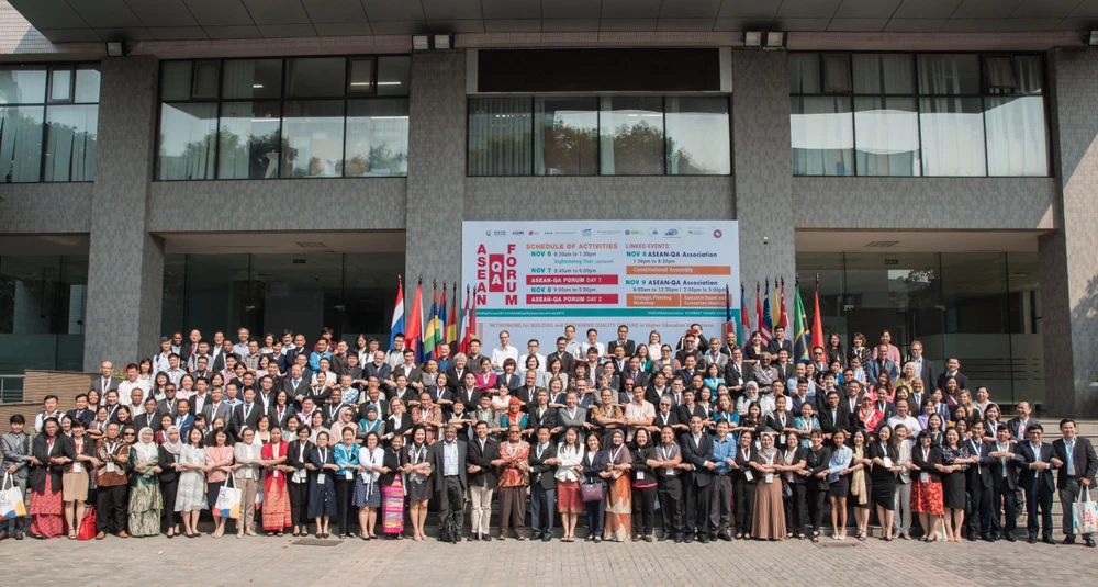 Các đại biểu chụp ảnh lưu niệm trước khi khai mạc Diễn đàn Đảm bảo chất lượng ASEAN-QA năm 2019. (Ảnh: PV/Vietnam+)