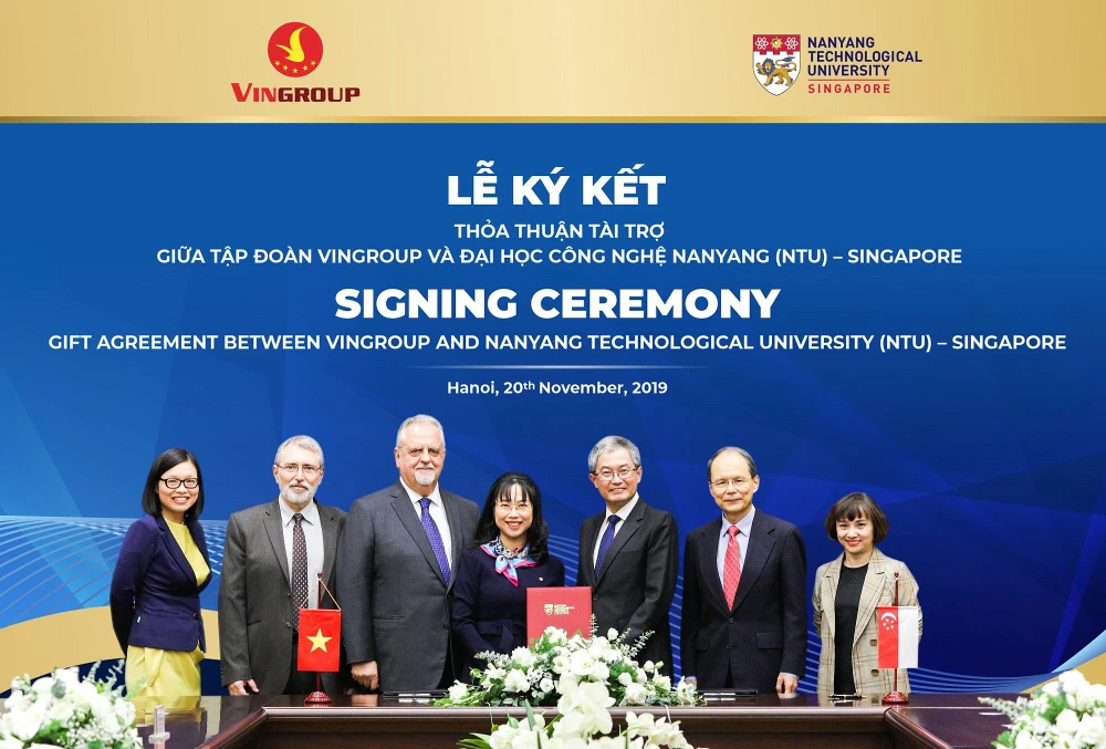Đại diện Vingroup và Đại học Đại học Công nghệ Nanyang trao thỏa thuận tài trợ cấp học bổng cho thạc sỹ, tiến sỹ người Việt. (Ảnh: PV/Vietnam+)