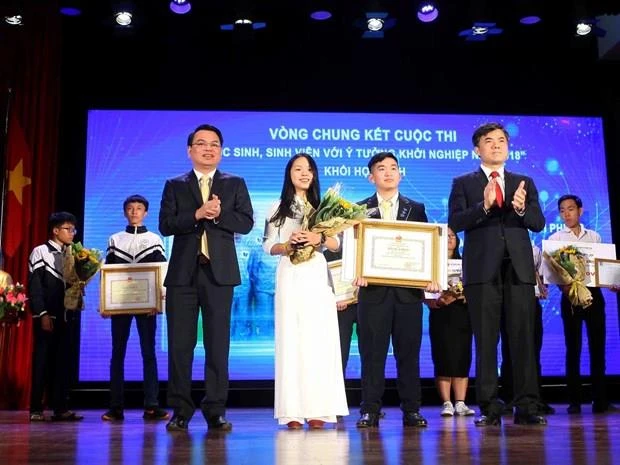 Các học sinh Trường Trung học phổ thông Phan Đình Phùng nhận giải nhất ở khối trung học phổ thông. (Ảnh: Thanh Tùng/TTXVN)
