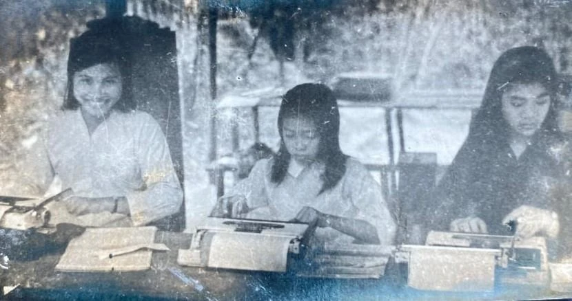 Cô Đinh Lê Hà (ngoài cùng bên trái) cùng các đồng nghiệp đánh máy chữ tại căn cứ miền Nam. (Ảnh: NVCC)