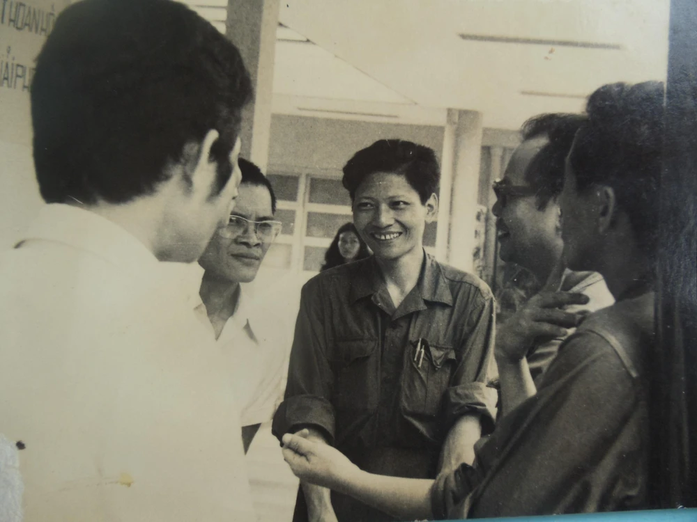 Nhà giáo Đinh Trọng Văn (đứng giữa) vào tiếp quản Đại học Văn khoa Sài Gòn. (Ảnh: NVCC)