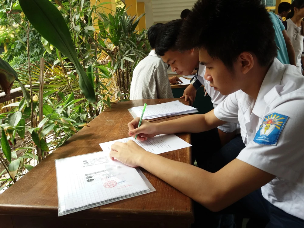 Thí sinh làm hồ sơ xét tuyển vào Đại học Bách khoa Hà Nội. (Ảnh: PM/Vietnam+)