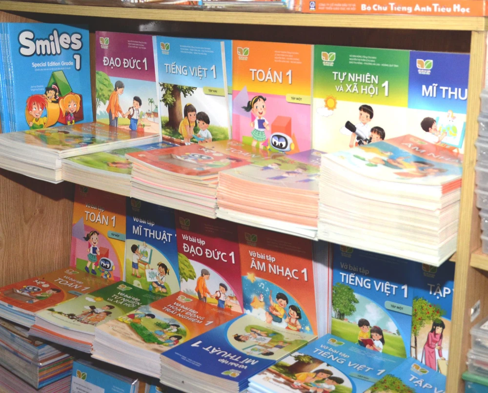 Nhà xuất bản Giáo dục Việt Nam giảm 25% giá sách giáo khoa cho học sinh vùng lũ. (Ảnh: PV/Vietnam+)