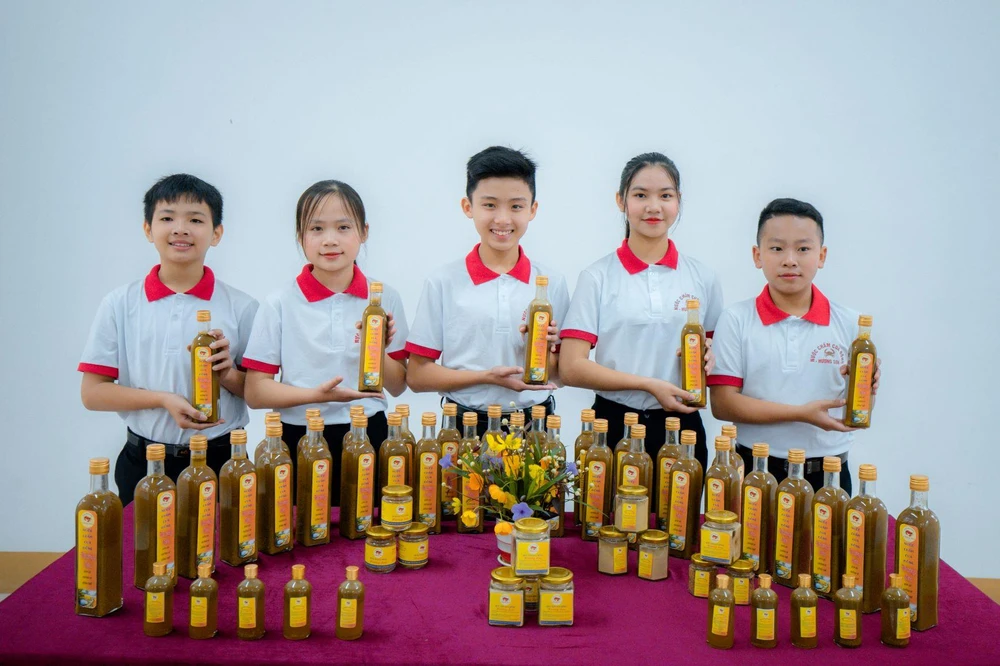 Các học sinh Hà Tĩnh và sản phẩm nước chấm cua đồng. (Ảnh: BTC)