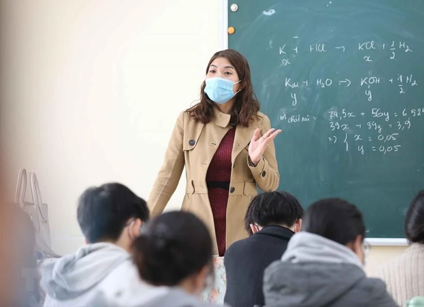 Học sinh, giáo viên Hà Nội đeo khẩu trang lên lớp để phòng, chống dịch COVID-19. (Ảnh: TTXVN)