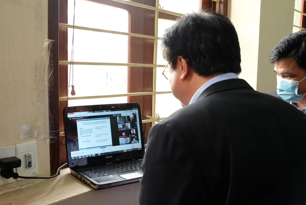 Thứ trưởng Bộ Giáo dục và Đào tạo Nguyễn Hữu Độ kiểm tra công tác dạy trực tuyến tại Thái Nguyên. (Ảnh: PV)