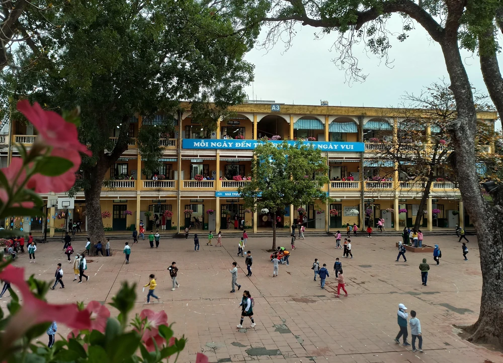 Học sinh Trường Tiểu học Thanh Liệt trở lại trường sau kỳ nghỉ Tết dài vì dịch COVID-19. (Ảnh: Phạm Mai/Vietnam+)