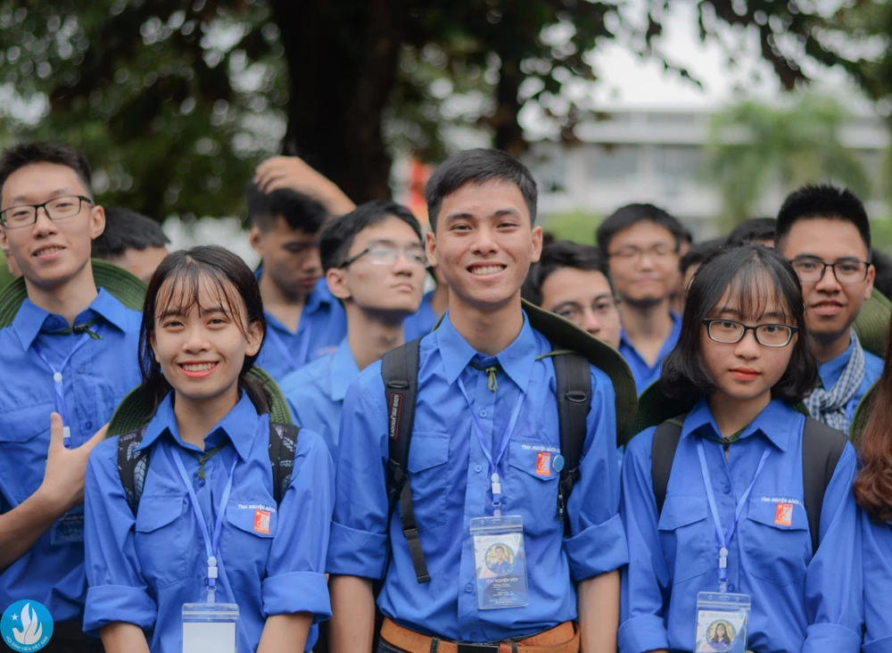Đỗ Đức Thắng (đứng giữa, hàng trên) và các sinh viên tình nguyện của Đại học Bách khoa Hà Nội. (Ảnh: PV)