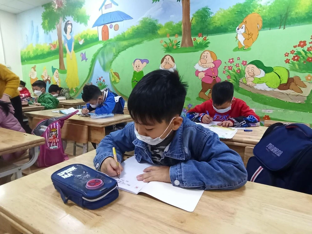 Học sinh tiểu học của Hà Nội đi học trực tiếp. (Ảnh: Phạm Mai/Vietnam+)