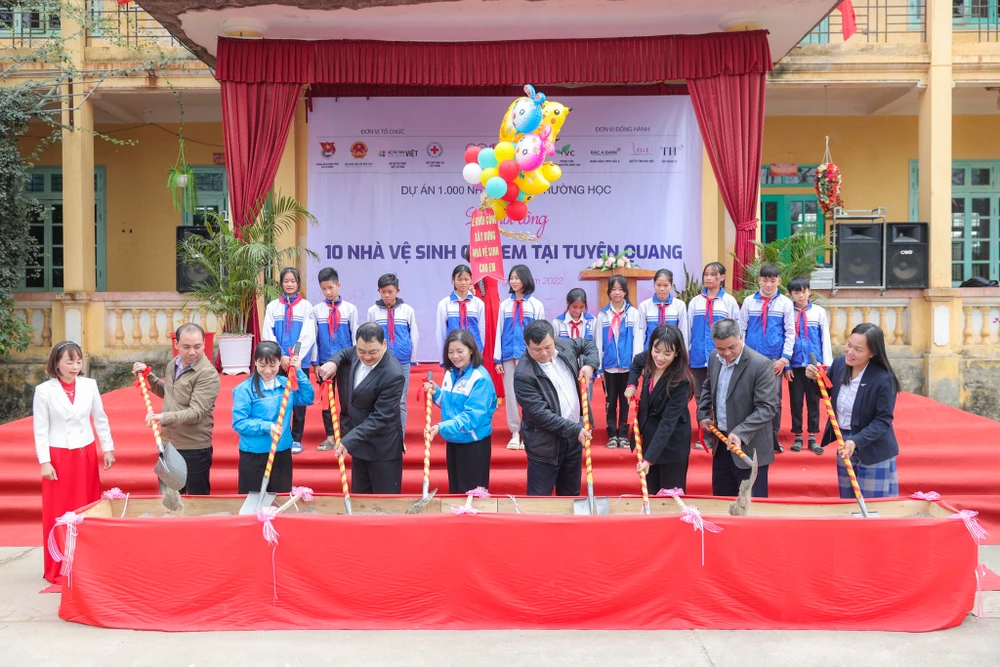 Các đại biểu làm lễ động thổ khởi công xây dựng 32 nhà vệ sinh trường học. (Ảnh: Minh Sơn/Vietnam+)