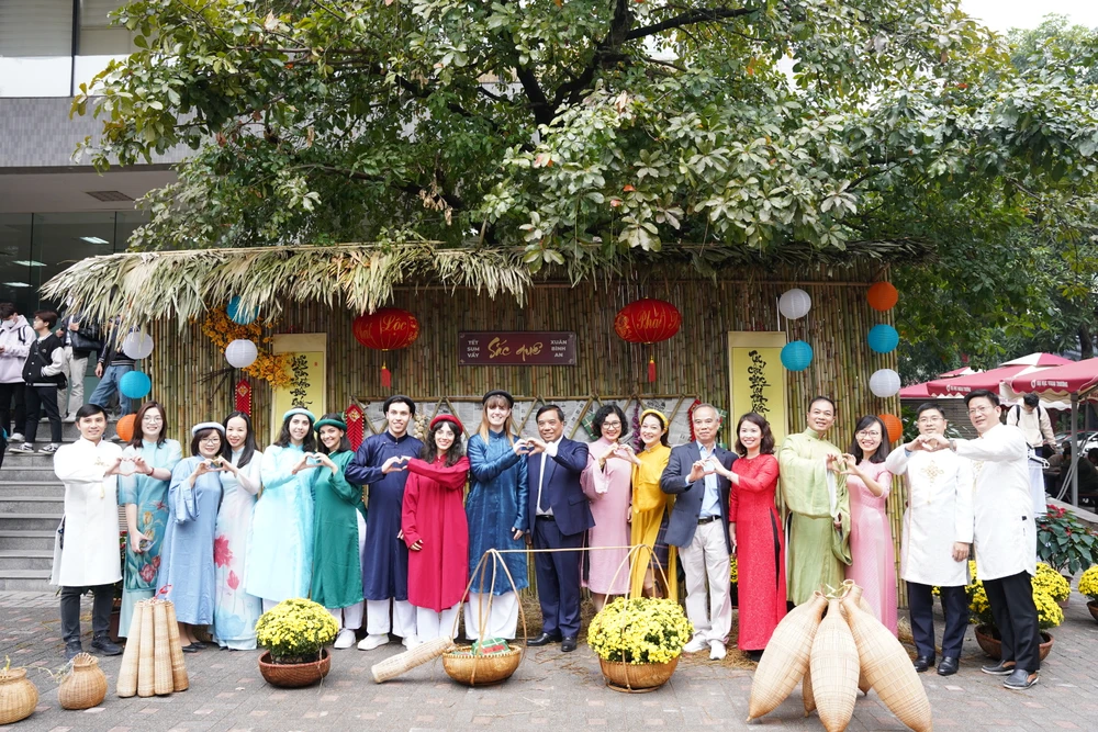 Các sinh viên quốc tế Trường Đại học Ngoại thương háo hức khi được mặc áo dài và trải nghiệm Tết truyền thống của người Việt. (Ảnh: PV/Vietnam+)