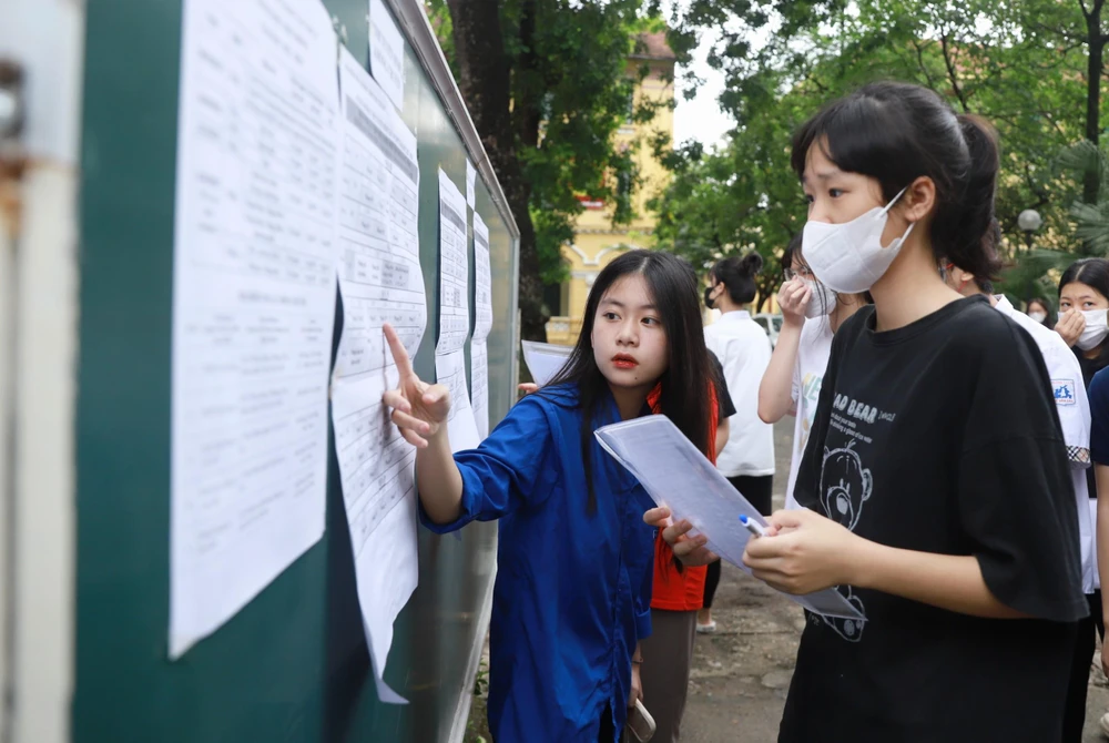 Thí sinh nhận phòng thi và làm thủ tục tại điểm thi sáng nay, ngày 9/6. (Ảnh: Hoài Nam/Vietnam+)