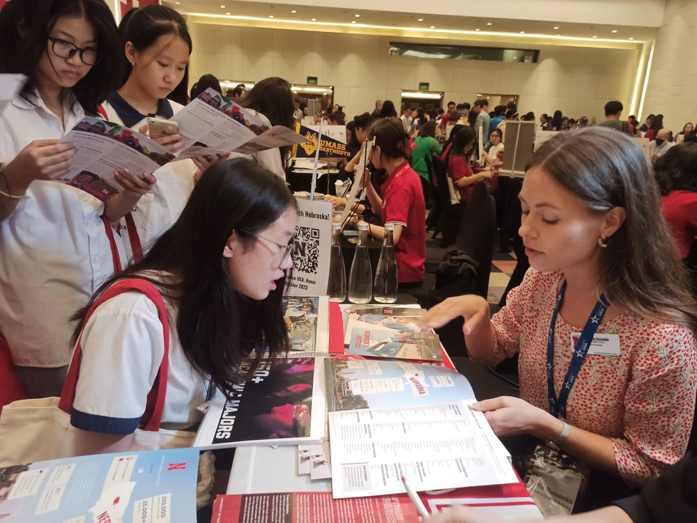 Học sinh, sinh viên Việt Nam tìm hiểu thông tin về các trường đại học Mỹ. (Ảnh: PM/Vietnam+)