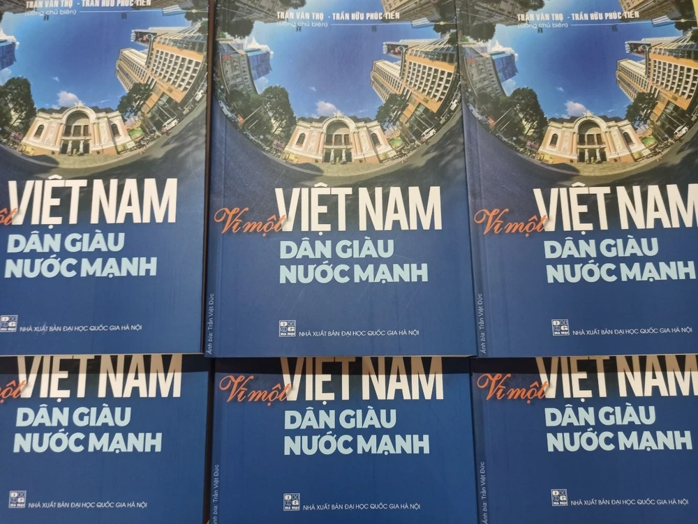 Sách "Vì một Việt Nam dân giàu, nước mạnh". (Ảnh: PM/Vietnam+)