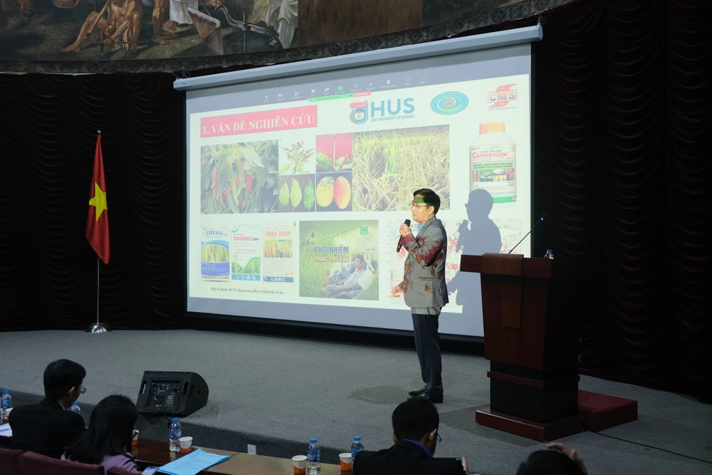 Các nhà khoa học trẻ chia sẻ các công trình nghiên cứu tại hội nghị. (Ảnh: PV/Vietnam+)
