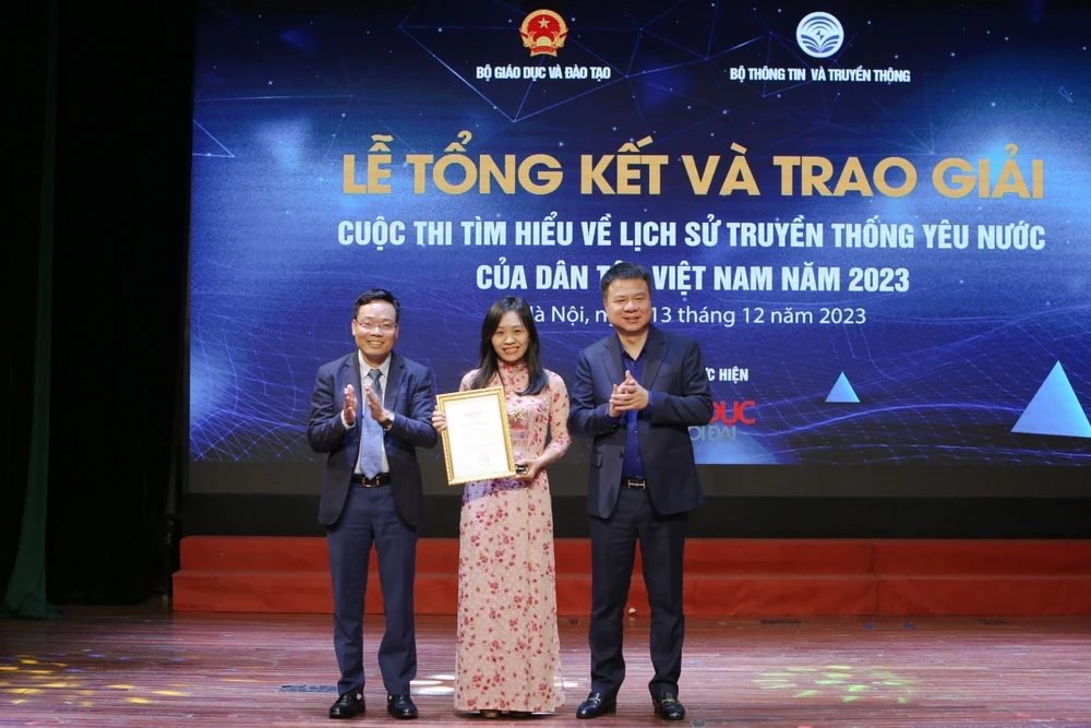 Ban tổ chức trao giải Nhất cho cô giáo Nguyễn Thị Thiên Sinh. (Ảnh: BTC)