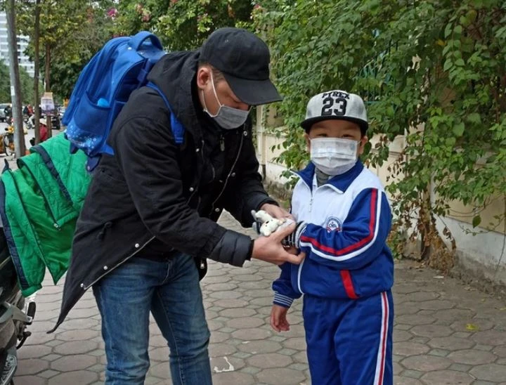 Phụ huynh cần mặc ấm cho con trong ngày giá rét. (Ảnh: Phạm Mai/Vietnam+)