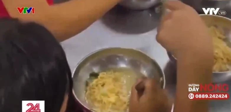 VTV1 phản ánh những bất thường trong bữa ăn cho học sinh tại Trường Phổ thông Dân tộc Bán trú Tiểu học Hoàng Thu Phố 1, huyện Bắc Hà. (Ảnh chụp màn hình)