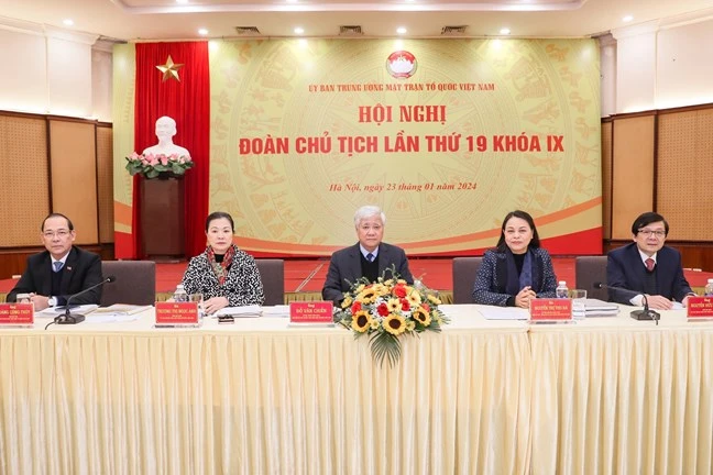 Đoàn chủ tịch chủ trì hội nghị. (Ảnh: mattran.org.vn)