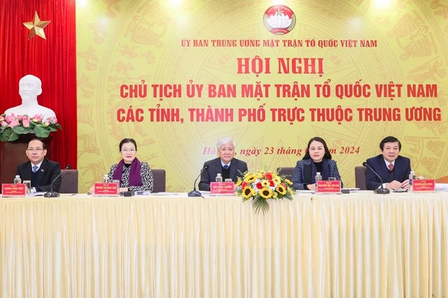 Bí thư Trung ương Đảng, Chủ tịch Ủy ban Trung ương Mặt trận Tổ quốc Việt Nam Đỗ Văn Chiến cùng các đồng chí trong Ban Thường trực Ủy ban Trung ương Mặt trận Tổ quốc Việt Nam chủ trì Hội nghị. (Ảnh: mattran.org)