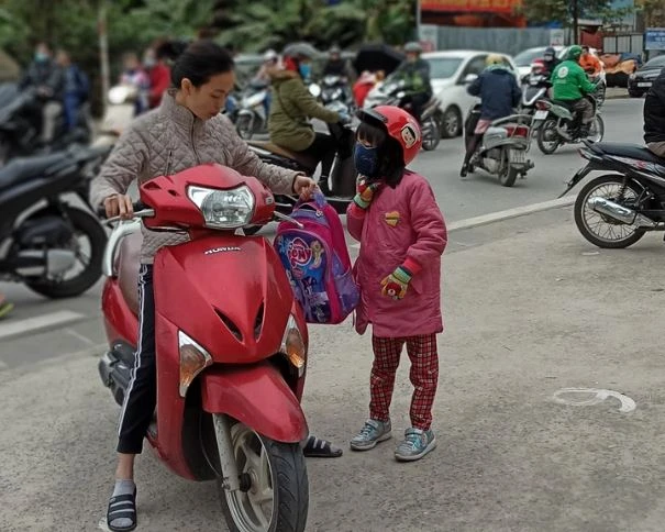 Nhiều trường học đã lùi giờ vào lớp trong những ngày giá rét. (Ảnh minh họa: PM/Vietnam+)