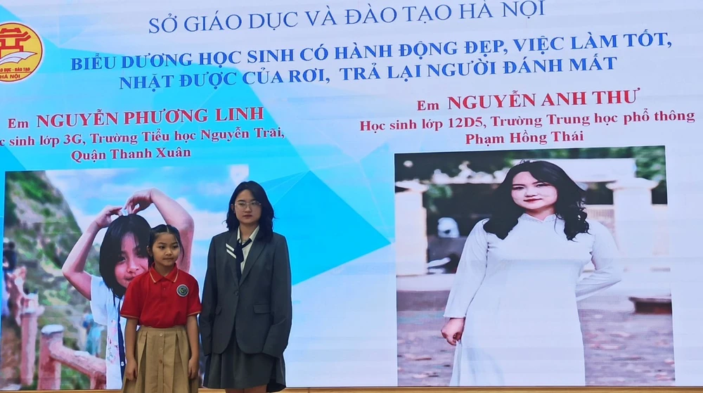 Hai học sinh có hành động đẹp nhặt được của rơi trả lại người đánh mất. (Ảnh: PV/Vietnam+)