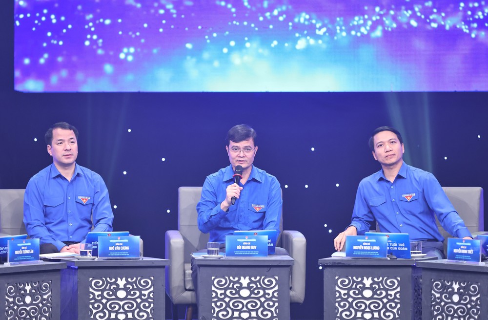 Bí thư Thứ nhất Trung ương Đoàn Bùi Quang Huy trả lời câu hỏi tại diễn đàn. (Ảnh: Minh Đức/TTXVN)
