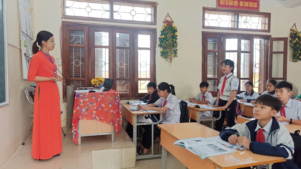 Giờ học của cô và trò Trường Trung học cơ sở Pom Lót, tỉnh Điện Biên. (Ảnh: PM/Vietnam+)