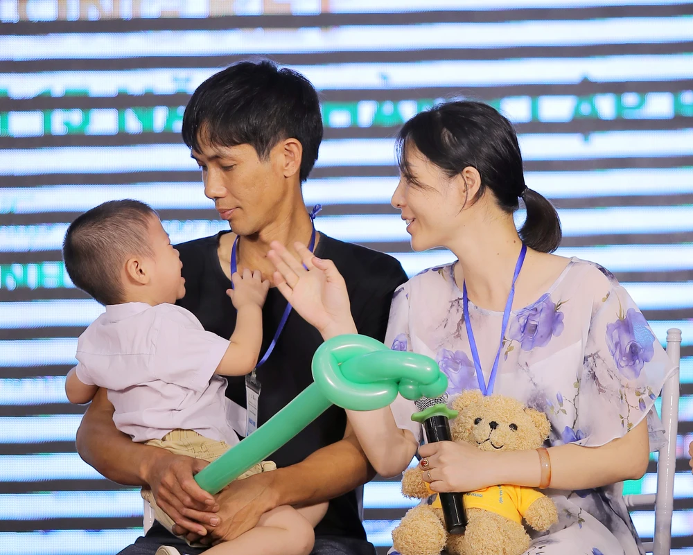 Vợ chồng chị Nguyễn Thị Huệ và anh Phùng Văn Tuấn hạnh phúc bên con sau 12 năm ròng rã "tìm" con. (Ảnh: PV/Vietnam+)