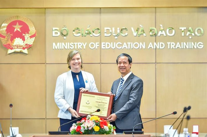 Bộ trưởng Nguyễn Kim Sơn đã trao Kỷ niệm chương “Vì sự nghiệp Giáo dục” cho bà Rana Flowers. (Ảnh: PV/Vietnam+)