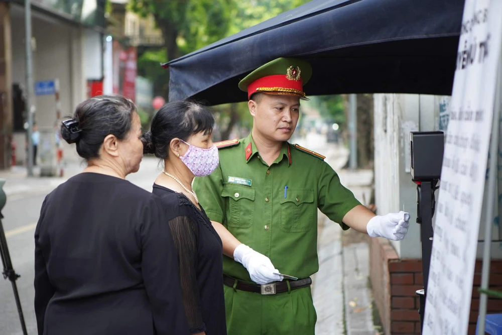 Người dân sẽ được vào viếng Tổng Bí thư Nguyễn Phú Trọng từ 17h chiều nay- Ảnh 2.