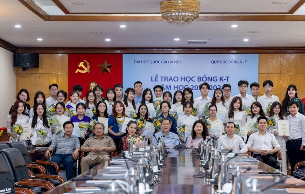 Đại học Quốc gia Hà Nội trao học bổng cho 40 sinh viên có hoàn cảnh khó khăn vươn lên đạt kết quả tốt trong học tập và rèn luyện. (Ảnh: ĐH Quốc gia Hà Nội)