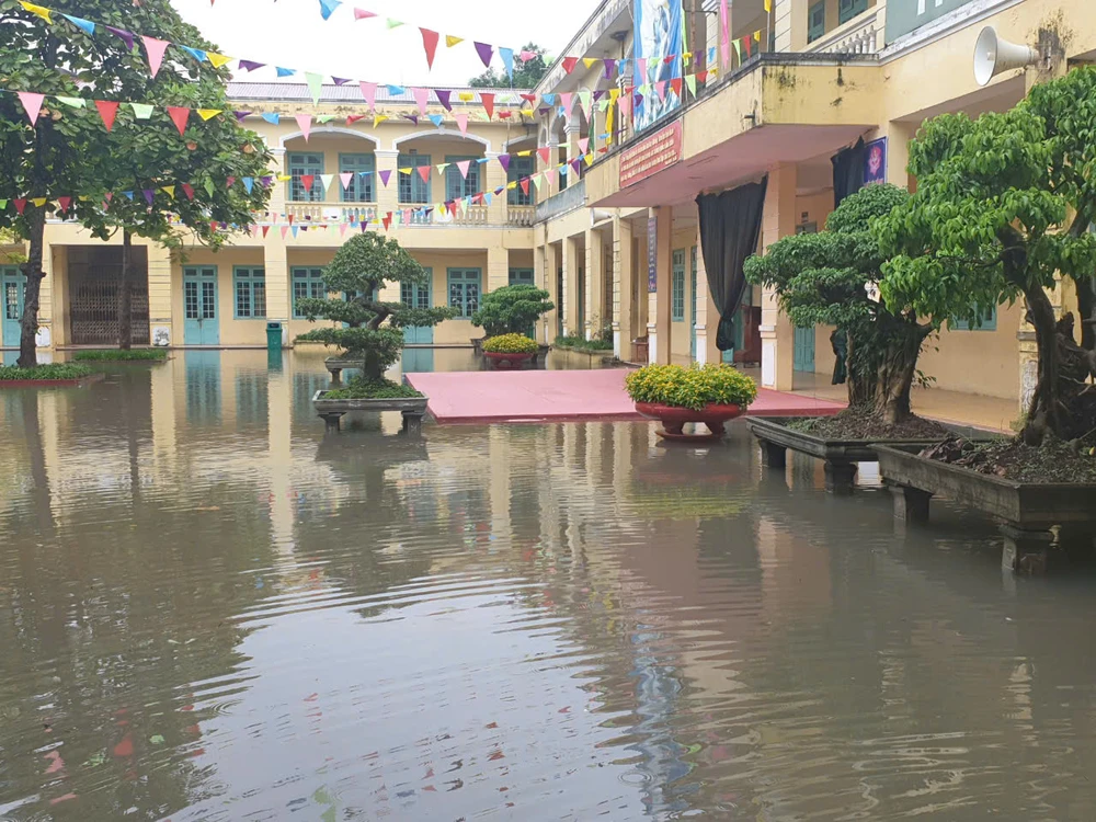 Trường học bị ngập tại huyện Thanh Trì, Hà Nội, học sinh phải chuyển sang học trực tuyến. (Ảnh: NTCC)