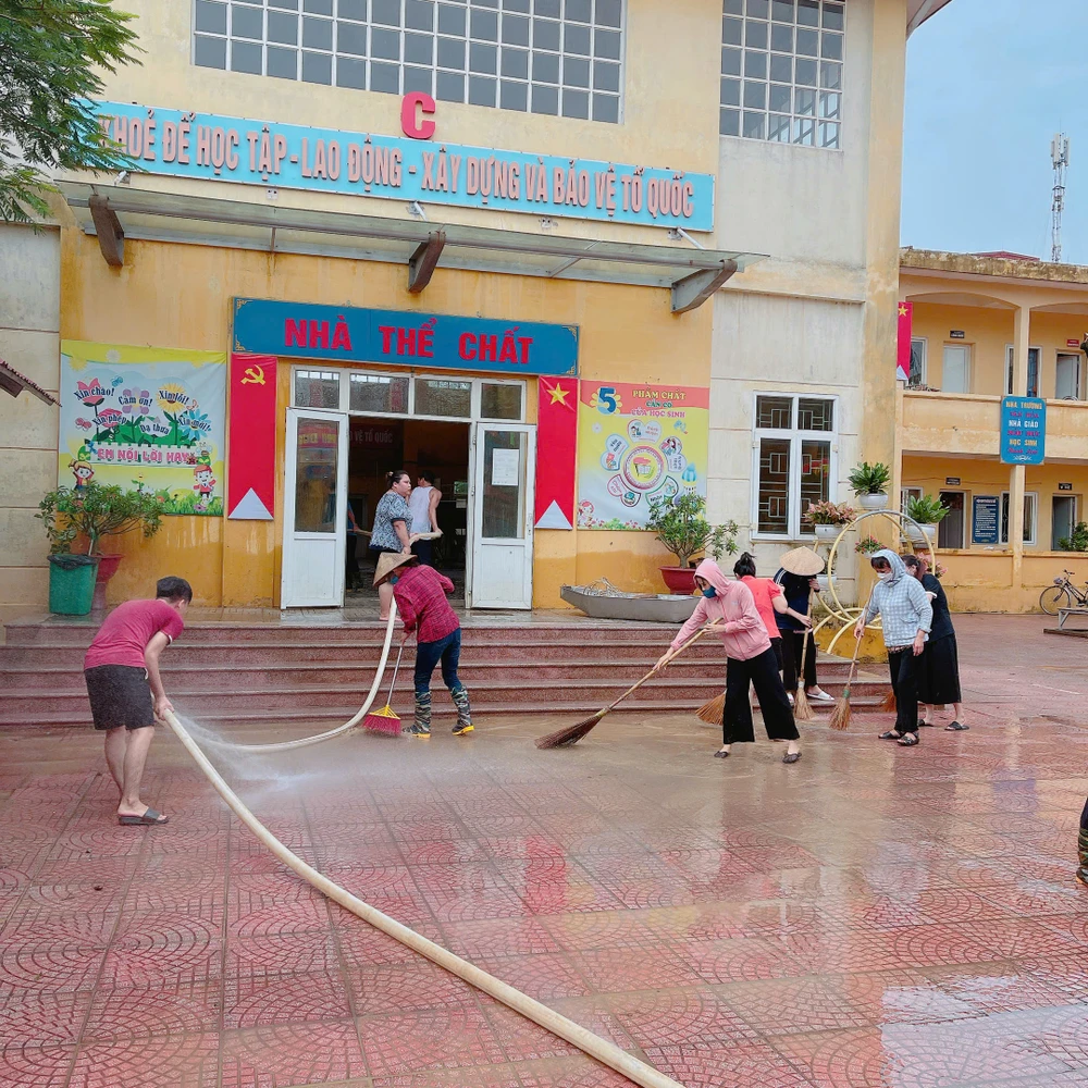 Hà Nội: Thầy cô giáo thức đêm canh nước rút, soi đèn pin để dọn trường - Ảnh 1.