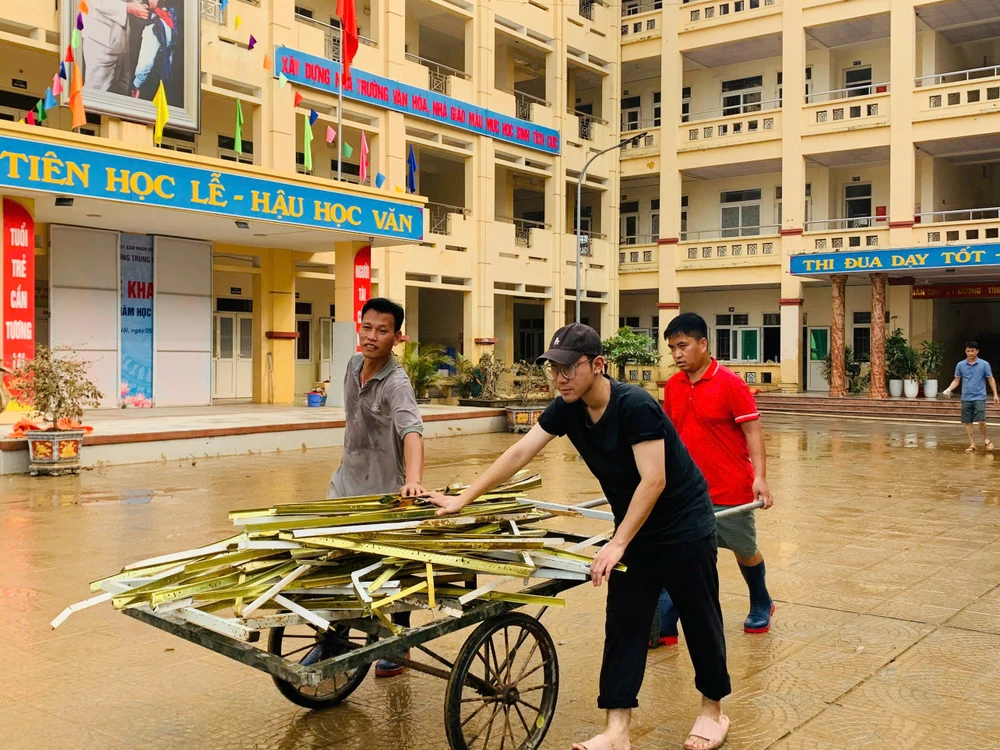 Giáo viên dọn dẹp trường sau bão Yagi. (Ảnh: PV/Vietnam+)