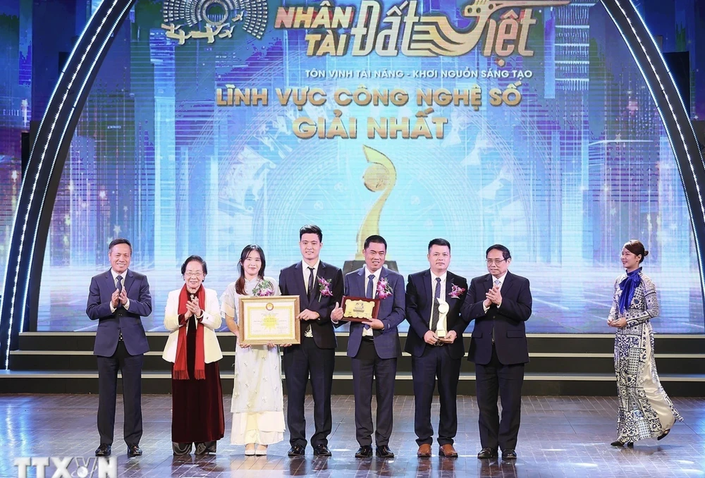 Thủ tướng Phạm Minh Chính và Giáo sư Nguyễn Thị Doan - Chủ tịch Hội Khuyến học Việt Nam trao giải nhất lĩnh vực Công nghệ Số năm 2023 cho nhóm tác giả. (Ảnh: Dương Giang/TTXVN)