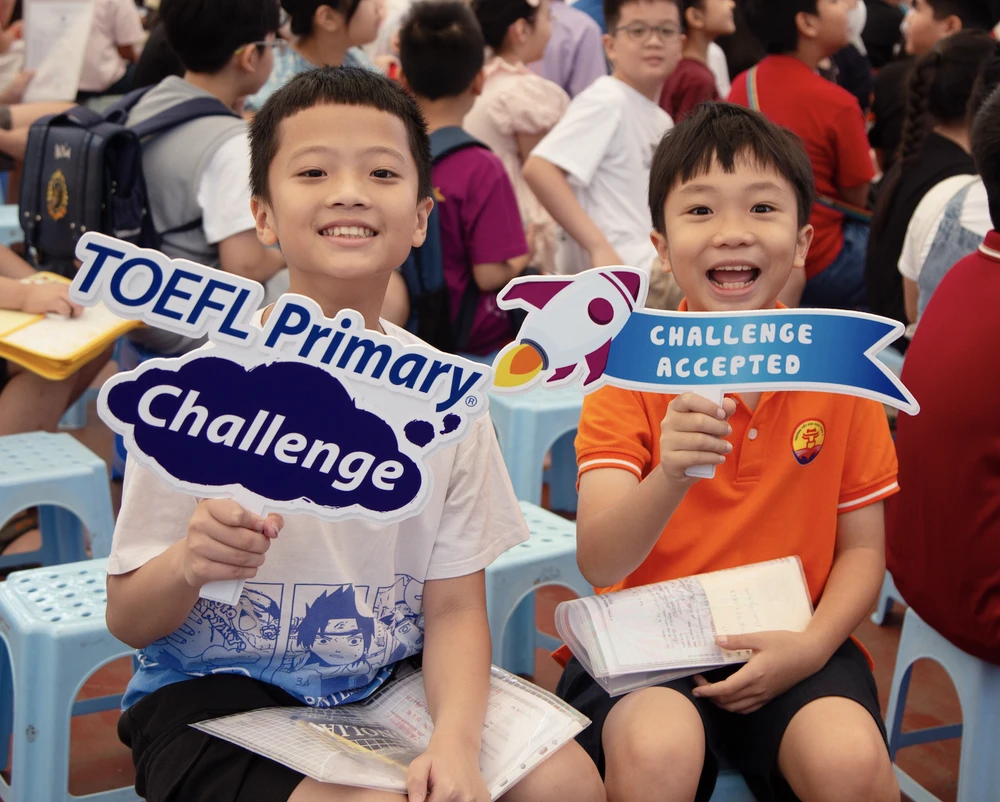 Thí sinh hào hứng chụp ảnh lưu niệm trước giờ bước vào cuộc thi tiếng Anh Toefl Primary Challenge và Toefl Junior Challenge Hà Nội mùa giải 2023-2024. (Ảnh: BTC)