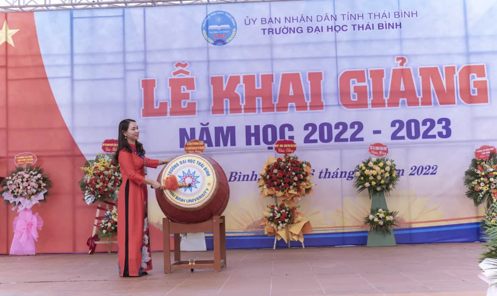 Tiến sỹ Trần Thị Hòa đánh trống trong lễ khai giảng Trường Đại học Thái Bình năm học 2022-2023. (Ảnh: NVCC)