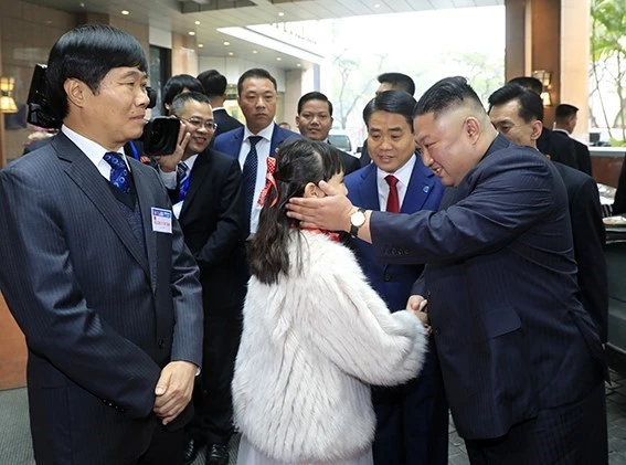 Chủ tịch Ủy ban Nhân dân Hà Nội Nguyễn Đức Chung đón Chủ tịch Triều Tiên Kim Jong-un tại khách sạn Melia (Nguồn: TTXVN)