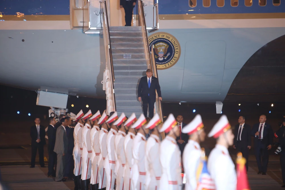 Ông Donald Trump bước xuống chiếc Air Force One sau khi máy đáp xuống Nội bài (Ảnh: Vietnam+)