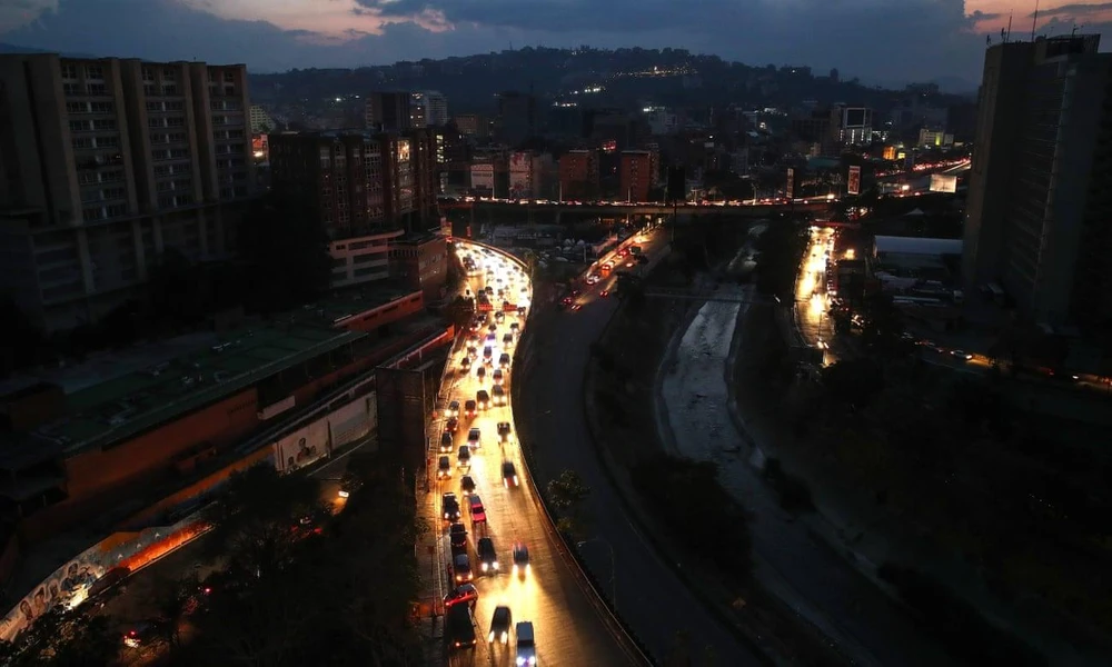 Tình trạng mất điện trên diện rộng đã kéo theo nhiều hệ lụy nguy hiểm tại Venezuela (Nguồn: AFP)