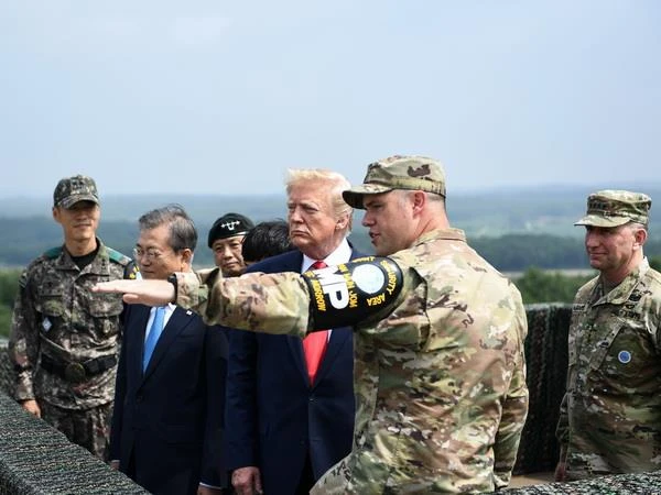 Tổng thống Mỹ Donald Trump (thứ 3, phải) và Tổng thống Hàn Quốc Moon Jae-in (thứ 2, trái) thị sát trạm quan sát Quellette tại Khu phi quân sự (DMZ) ở biên giới liên Triều ngày 30/6/2019. ( Ảnh: AFP/TTXVN)