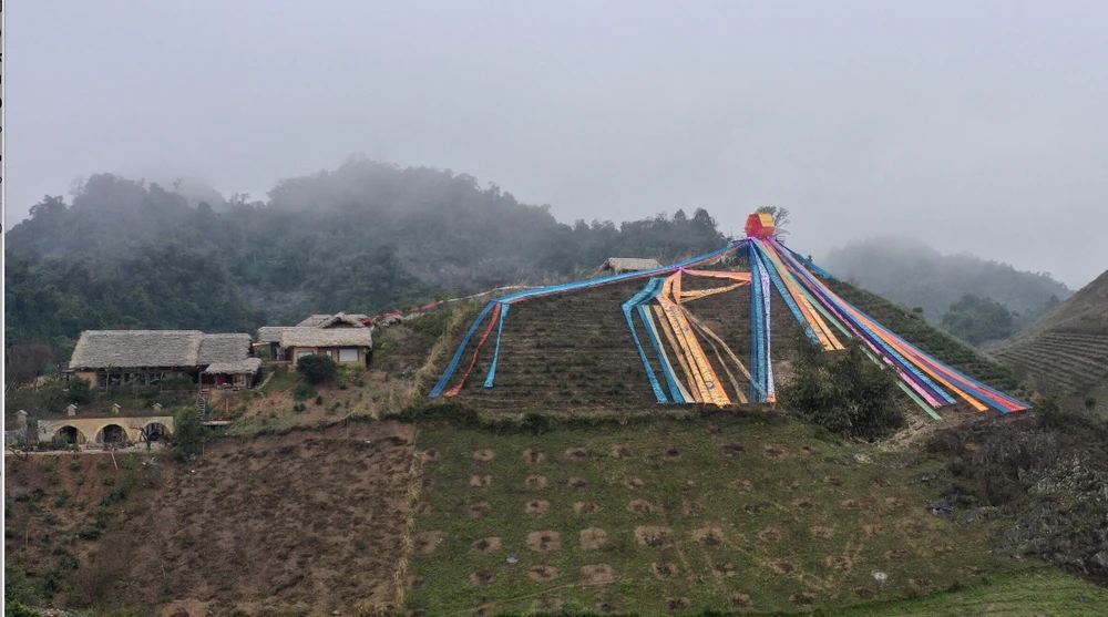 Trình diễn lụa trên non cao tại Vân Hồ, Sơn La (Ảnh: BTC)